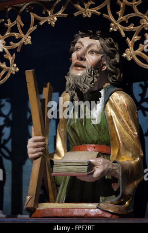 L'Apôtre Saint André. Statue en bois de la seconde partie du 15ème siècle dans la prédelle de l'autel principal dans le Herrgottskirche Église près de Creglingen, Baden-Wurttemberg, Allemagne. Banque D'Images