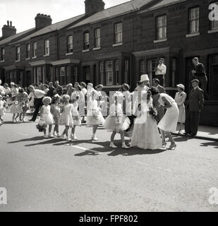 Historique des années 1950, les enfants qui prennent part à un défilé de rue, Manchester, Angleterre. Banque D'Images