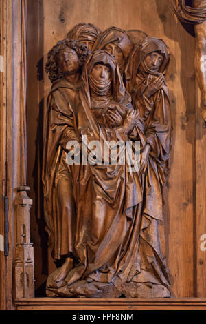 Scène de la crucifixion. Détail de la Crucifixion, panneau central du retable (1508) par le sculpteur allemand Tilman Riemenschneider dans Peter-und-Paul Kirche in Detwang près de Rothenburg ob der Tauber, Middle Franconia, Bavaria, Germany. Banque D'Images