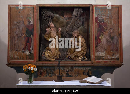 Saint François d'assise recevant les stigmates. Retable de saint François sculpteur allemand Tilman Riemenschneider avec ailes latérales par peintre allemand Martin Schwarz dans l'église des Franciscains à Rothenburg ob der Tauber, Middle Franconia, Bavaria, Germany. Le martyre des moines franciscains au Maroc est représenté sur le côté des ailes. Banque D'Images