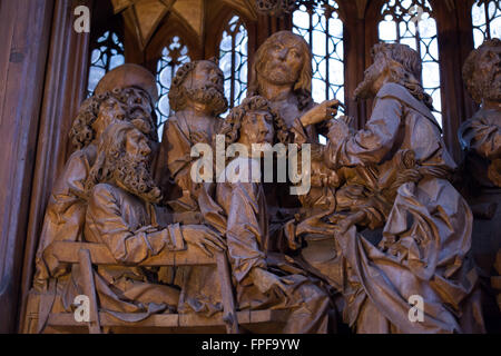 Judas Iscariot assiste à la Dernière Cène. Détail de l'panneau central du retable de Saint Sang (1500-1505) sculpteur allemand par Tilman Riemenschneider à Saint James' Church à Rothenburg ob der Tauber, Middle Franconia, Bavaria, Germany. Judas Iscariot est représenté au premier plan à l'avant. Banque D'Images