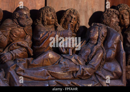 Dormition de la Très Sainte Vierge Marie. Predella panel du retable de couronnement de Marie de l'atelier du sculpteur allemand Tilman Riemenschneider à Saint James' Church à Rothenburg ob der Tauber, Middle Franconia, Bavaria, Germany. Banque D'Images