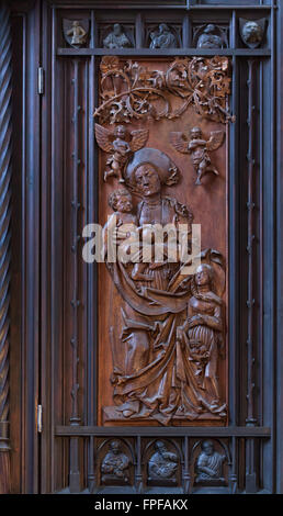 Saint Anna avec la Vierge Marie et Jésus Christ. Panneau d'aile côté du retable du couronnement de Marie par atelier de sculpteur allemand Tilman Riemenschneider à Saint James' Church à Rothenburg ob der Tauber, Middle Franconia, Bavaria, Germany. Banque D'Images