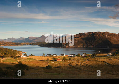 Le village de Kenmore sur les rives du Loch Torridon au coucher du soleil - Ross-shire, en Écosse. Kenmore est sur la côte nord de l'itinéraire 500. Banque D'Images