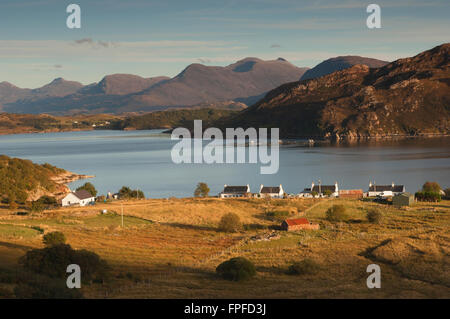 Le village de Kenmore sur les rives du Loch Torridon au coucher du soleil - Ross-shire, en Écosse. Kenmore est sur la côte nord de l'itinéraire 500. Banque D'Images