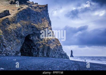 Les roches Reynisfjara qui jouit Banque D'Images