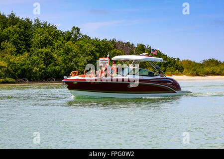 Les jeunes sur Pause-printemps profiter de la navigation de plaisance autour de peu de Marco Island près de Naples, en Floride Banque D'Images