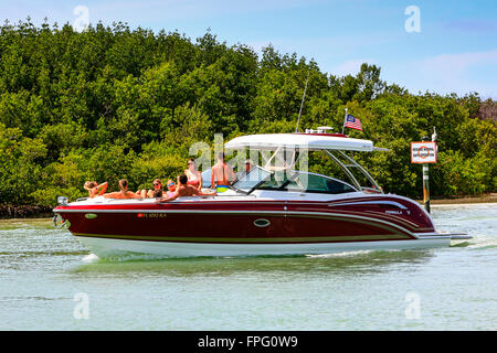 Les jeunes sur Pause-printemps profiter de la navigation de plaisance autour de peu de Marco Island près de Naples, en Floride Banque D'Images