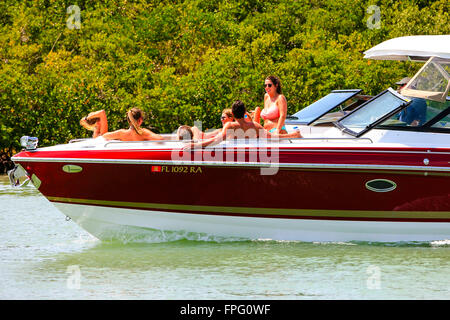 Les jeunes sur Pause-printemps profiter de la navigation de plaisance autour de peu de Marco Island près de Naples, en Floride Banque D'Images