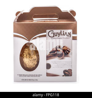 De pâques en chocolat belge Guylian chocolat avec des coquillages sur un fond blanc. Banque D'Images