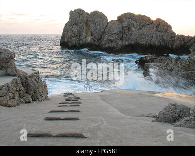 Tempête sur la mer au coucher du soleil à faro' 'bathouse, Capri, baie de Naples, Italie. Banque D'Images