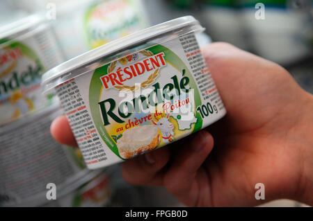 Rondele fromage à tartiner, Président d'être achetée par nouveau client. Banque D'Images