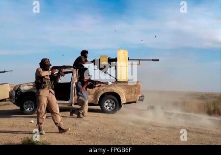 Une vidéo montrant la propagande ISIS militants État islamique au cours de batailles le long de la frontière de l'Iraq et la Syrie, dans une zone décrite comme Wilayah al-Khayr, 13 janvier 2016 près de Deir ez-Zor, la Syrie. Banque D'Images