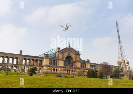 Drone Quadcopter dans le ciel avec Alexandra Palace et le mât de transmission BBL en arrière-plan. Londres, Angleterre Banque D'Images