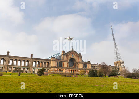 Drone Quadcopter dans le ciel avec Alexandra Palace et le mât de transmission BBL en arrière-plan. Londres, Angleterre Banque D'Images