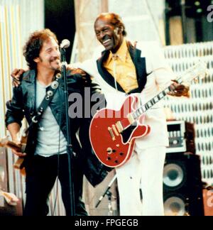 BRUCE SPRINGSTEEN, Chuck Berry POUR CONCERT HALL OF FAME, CLEVELAND 09-02-1995 photo Michael Brito Banque D'Images