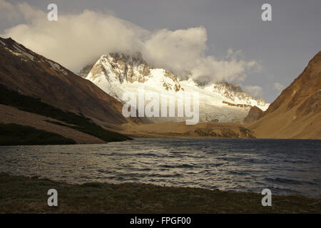 Cerro San Lorenzo et Laguna Hermoso, lumière du matin, le Parc National Perito Moreno, Patagonie, Argentine Banque D'Images