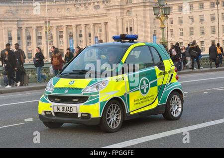 London,UK,11 mars 2016,Quad Medical Ltd cas ambulance sur Westminster Bridge passant entre le County Hall St Thomas' Hospital.Quad véhicule phare des DMP est conçue sur mesure voiture Smart Ambulance.Il est idéal pour les événements avec les endroits difficiles d'accès.Entièrement équipé avec tout le nécessaire, y compris l'oxygène,drogue,équipement de réanimation défibrillateur trousses de premiers secours, il est l'ultime mini-ambulance. Banque D'Images