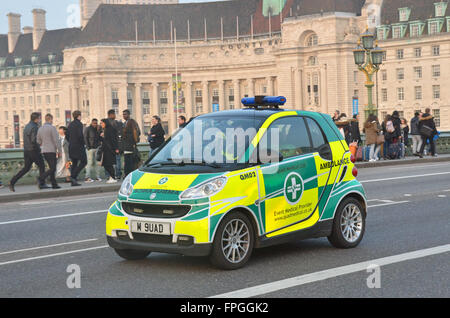 London,UK,11 mars 2016,Quad Medical Ltd cas ambulance sur Westminster Bridge passant entre le County Hall St Thomas' Hospital.Quad véhicule phare des DMP est conçue sur mesure voiture Smart Ambulance.Il est idéal pour les événements avec les endroits difficiles d'accès.Entièrement équipé avec tout le nécessaire, y compris l'oxygène,drogue,équipement de réanimation défibrillateur trousses de premiers secours, il est l'ultime mini-ambulance. Banque D'Images
