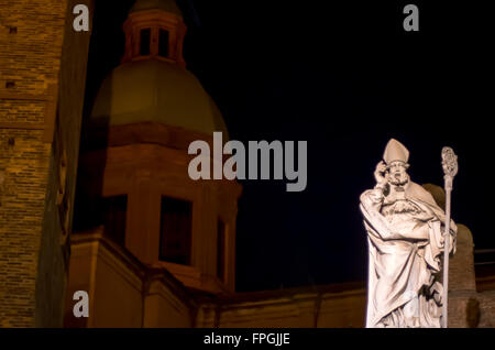 Statue de San Petronio en vertu de deux tours de Bologne, Italie Banque D'Images