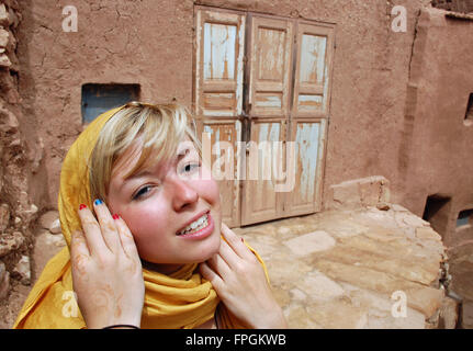 Jeune femme par une vieille porte au Maroc. Banque D'Images