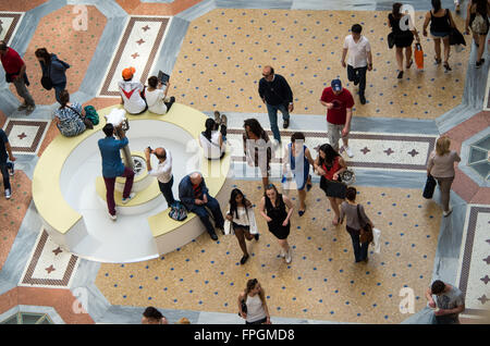 Les gens et les touristes la marche et à la recherche dans la Galleria Vittorio Emanuele II à Milan, Italie Banque D'Images