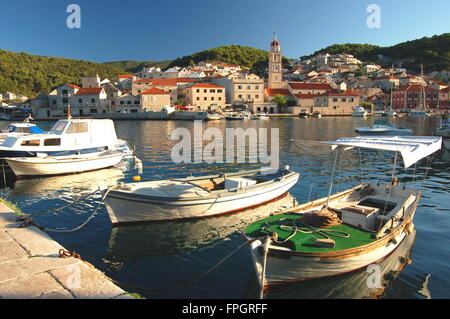 Superbe vue sur le village pittoresque de Supetar, sur l''île de Brac, Croatie Banque D'Images