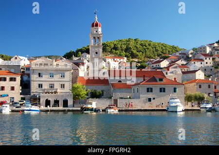 Superbe vue sur le village pittoresque de Supetar, sur l''île de Brac, Croatie Banque D'Images