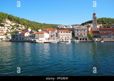 Superbe vue sur le village pittoresque de Supetar, sur l''île de Brac, Croatie Banque D'Images