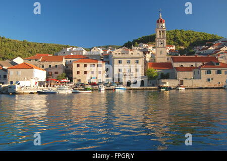 Superbe vue sur le village pittoresque de Supetar, sur l''île de Brac, Croatie Banque D'Images