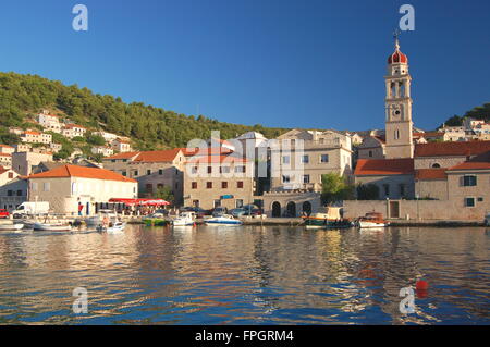 Superbe vue sur le village pittoresque de Supetar, sur l''île de Brac, Croatie Banque D'Images