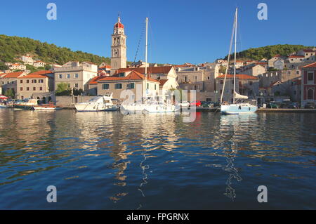 Superbe vue sur le village pittoresque de Supetar, sur l''île de Brac, Croatie Banque D'Images