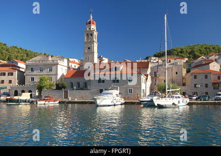 Superbe vue sur le village pittoresque de Supetar, sur l''île de Brac, Croatie Banque D'Images