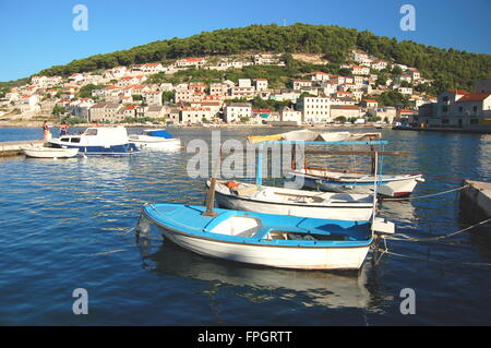 Superbe vue sur le village pittoresque de Supetar, sur l''île de Brac, Croatie Banque D'Images