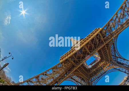 Vue grand angle du sol sur la Tour Eiffel à Paris, France Banque D'Images