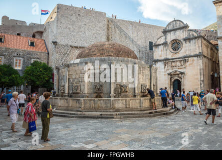 Grande Fontaine d'Onofrio et l'église Saint Sauveur en rue principale Stradun de vieille ville de Dubrovnik, Croatie Banque D'Images