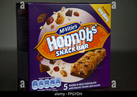 Snack-bar Hobnobs chocolat au lait et aux raisins 5 pack Banque D'Images