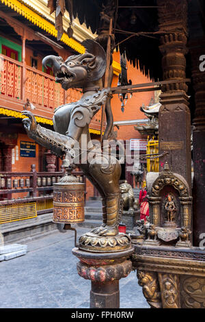 Le Népal, Patan. Figure mythique à l'intérieur du temple d'Or (Kwa Baha), un temple bouddhiste. Banque D'Images