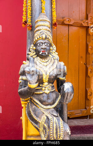 Sculptures décoratives et colorées dans un temple hindou du sud de l'Inde Banque D'Images