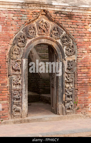 Le Népal, Patan. Durbar Square. Gate à Palais Royal, composé de sculptures hindoues pour la décoration. Banque D'Images