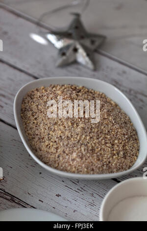 D'amandes dans un petit bol blanc Banque D'Images