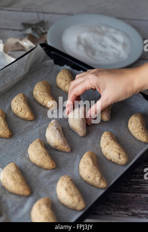 Au matériel roulant, croissant aux amandes cookies en sucre Banque D'Images