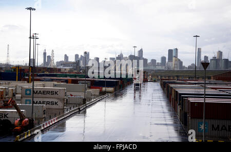 Lignes de conteneurs empilés sur une journée humide des pluies dans la région de Port de Melbourne, Australie. Banque D'Images