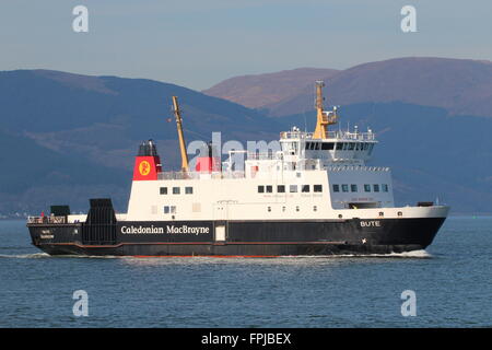 MV Bute, un traversier exploité par Caledonian MacBrayne (CalMac), au cours de la service temporaire de Gourock à Rothesay. Banque D'Images