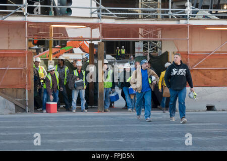 Las Vegas, Nevada. Un groupe d'ouvriers de la construction quitte son emploi après le travail. Banque D'Images