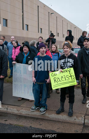 Minneapolis, Minnesota. Manifestation néonazie. Le Mouvement national-socialiste néonazie contre un anti-raciste, l'atelier b Banque D'Images