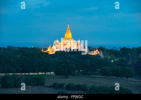 Pahtowas Ananda temple à lumière bleue, Bagan, Myanmar Banque D'Images