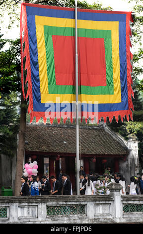 HANOI, VIETNAM - le 21 janvier 2016 : les étudiants de l'Université de célébrer la réussite de la fin de leurs études à la Temple Banque D'Images