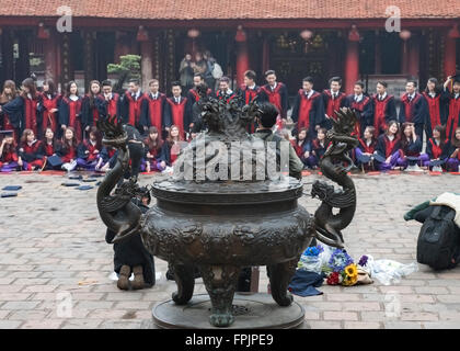 HANOI, VIETNAM - le 21 janvier 2016 : les étudiants de l'Université de célébrer la réussite de la fin de leurs études à la Temple Banque D'Images