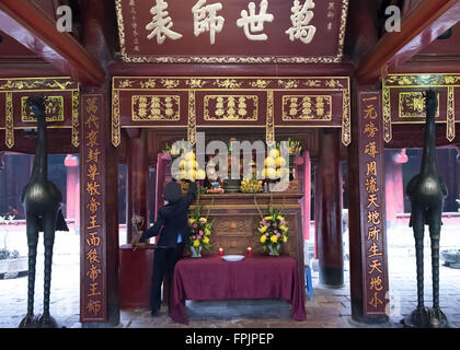 HANOI, VIETNAM - le 21 janvier 2016 : Sanctuaire dédié à Confucius ion le Temple de la littérature. Les offrandes de fleurs et de fruits Banque D'Images